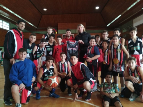BASQUET IAC: PERSONALIDAD DESTACADA EN EL GIMNASIO CUBIERTO