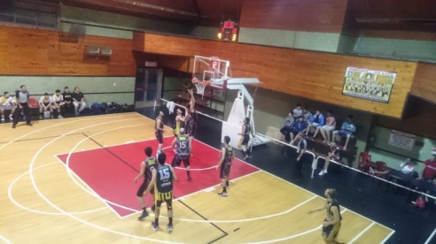 BASQUET IAC: INDEPENDIENTE SE IMPUSO A PEÑAROL Y SIGUE LIDER - 07/10/2018